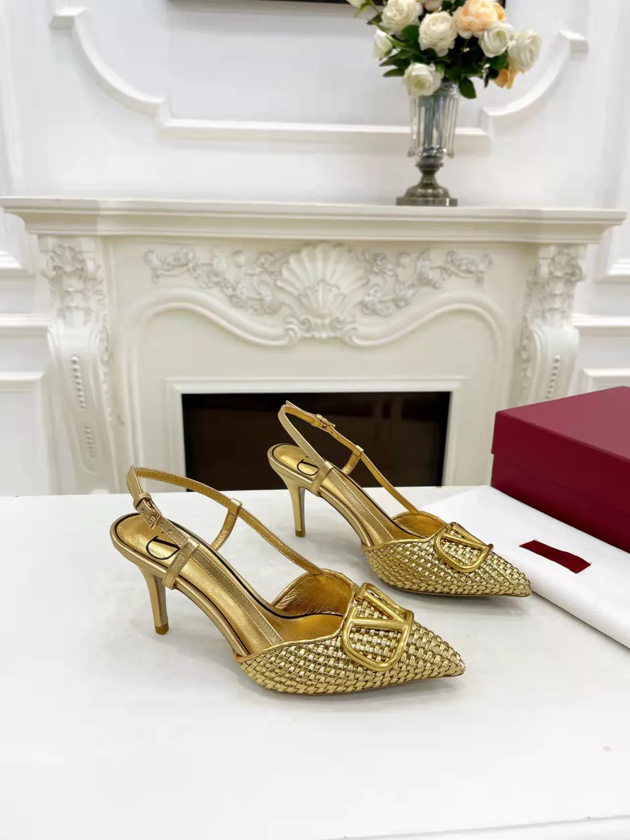 👟👟Ex-factory price 440👟👟 Genuine leather sole +40 Top version 𝑉𝐴𝐿𝐸𝑁𝑇𝐼𝑁𝑂 Valentino new spring and summer women's 5⃣️color empty back sandals. The unique [V family hand-woven] brings out a full sense of high-end, and the new season will live up to expectations! Worth buying★Absolutely high-grade❥Original method, Absolutely sensual❥Elegant style, creating a different feeling, simple and elegant style!  Code number: 35-41 (34-42 is custom-made and non-returnable) Inner lining: Sheepskin lining Heel height: 7.5 cm Leather outsole + 40 rubber outsole